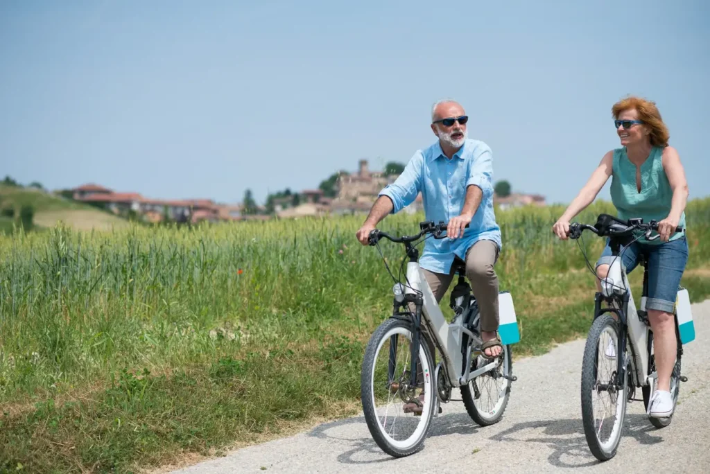 dwoje seniorów na rowerach elektrycznych